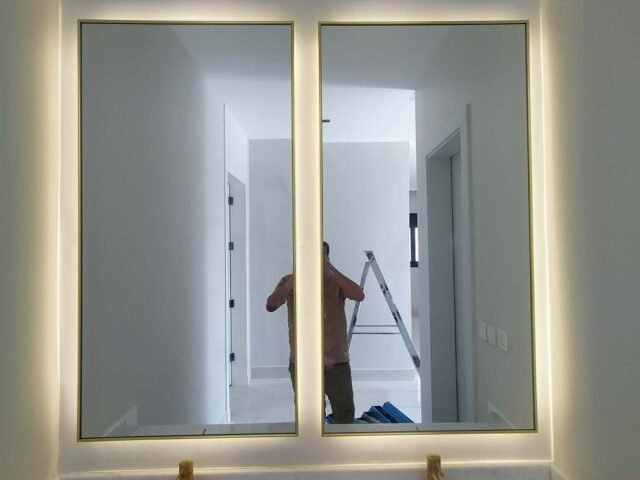 مرايات حمام مغاسل بإطار ذهبي مضيء
