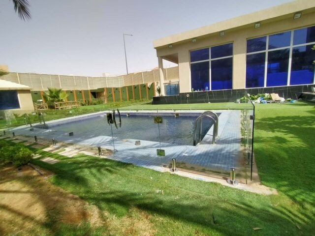 درابزين زجاجي لحمام سباحة