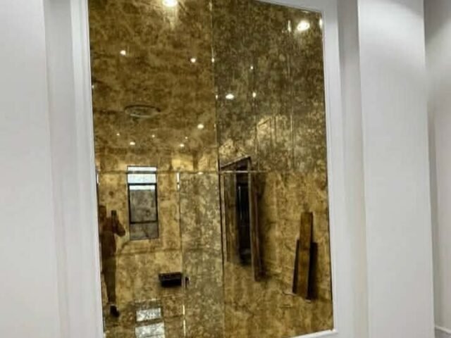 لوح مرايا معتّق بإطار جبسي أبيض