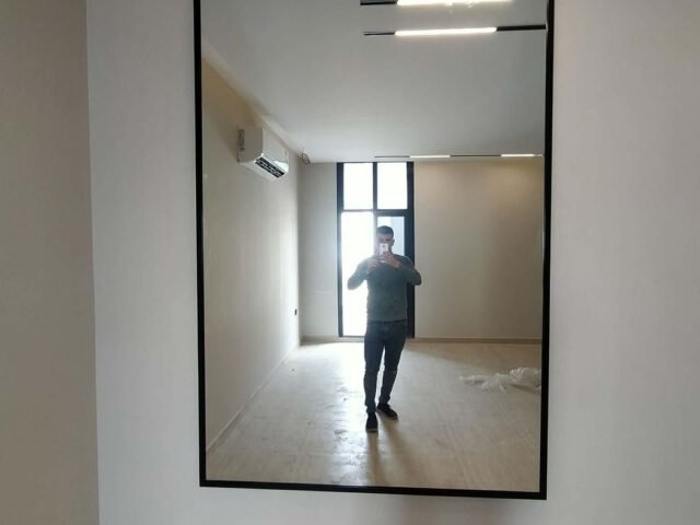 مرآة حائط مستطيلة بإطار أسود