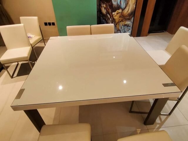 طاولة سفرة زجاجية مربعة