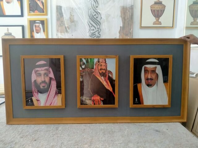 مرايا زجاج داخل برواز خشب